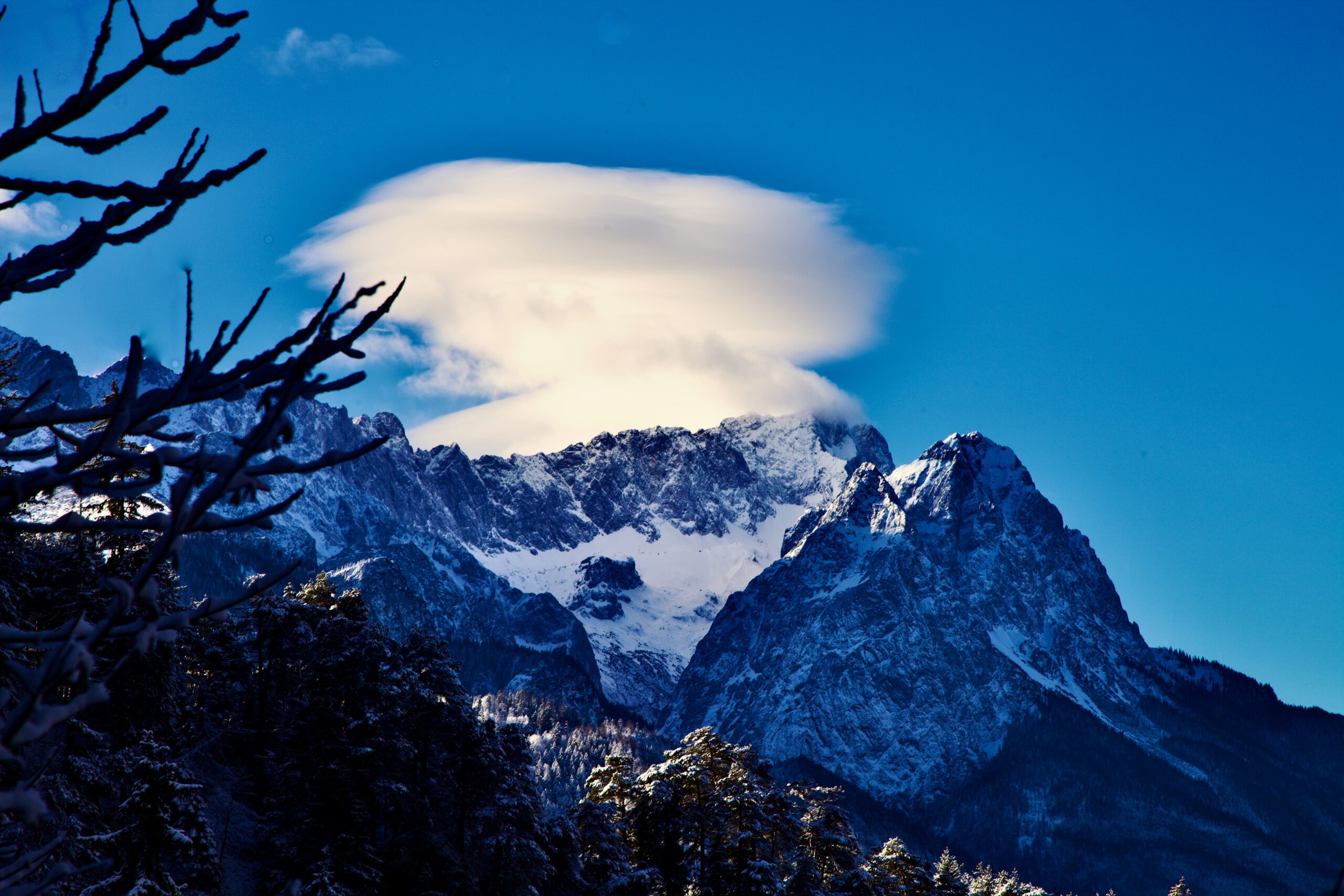 Orografische Wolken und ein atemberaubender Aussichtspunkt oberhalb von Garmisch-Partenkirchen in Oberbayern